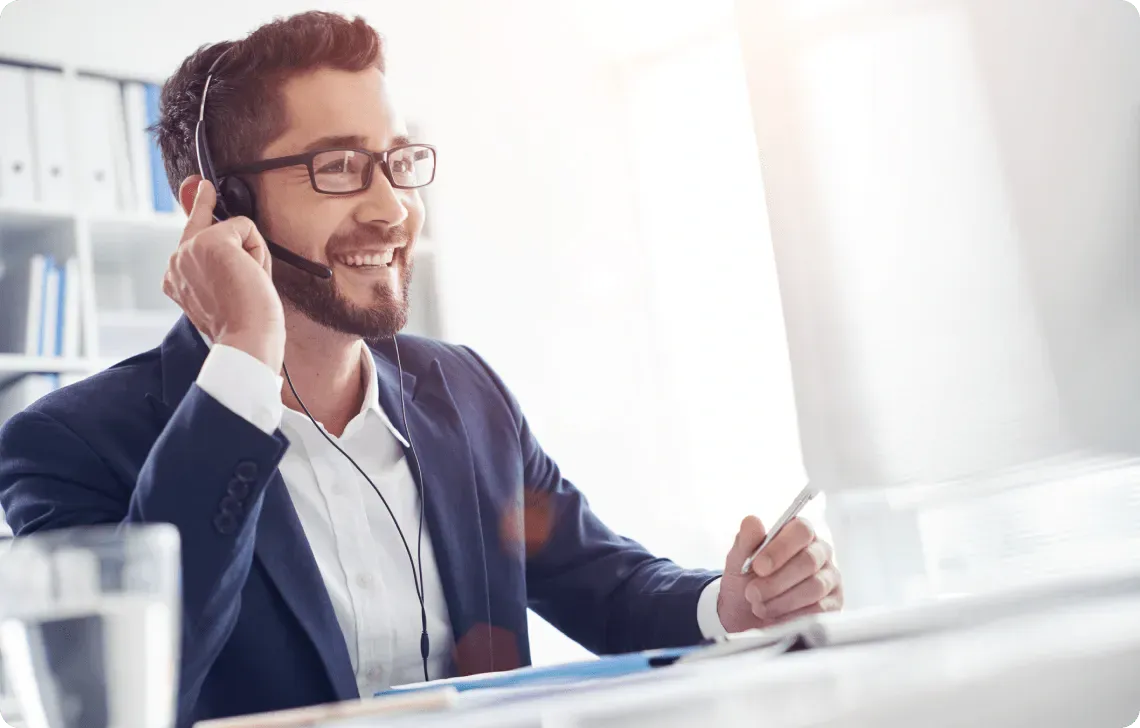 A trader using Smartphone to contact Fxprometa5